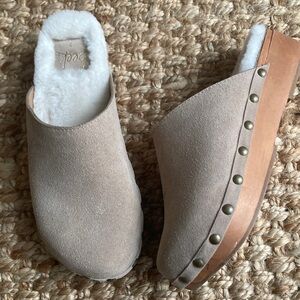 Beek Mallard Genuine Shearling Clog in Stone/Natural   Size 7